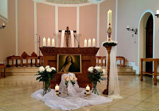 Zur Maiandacht am 8.5.2026 geschmückter Altar