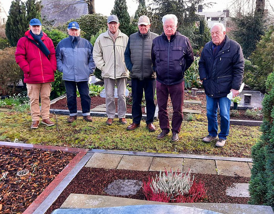 Seniorengruppe am Grab von Rainer Dauben