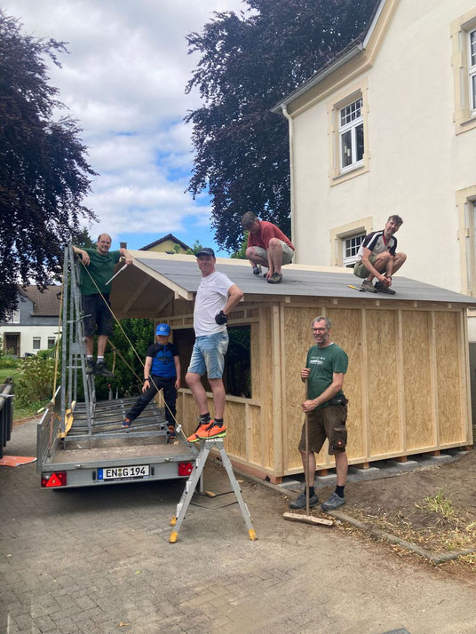 Foto zeigt eine im Rohbau stehende Holzbude für das Gemeindefest