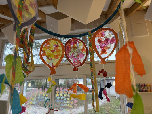 Das Foto zeigt den im Kindergarten-Gruppenraum selbst gebastelten Schmuck für die Karnevalsparty am Rosenmontag