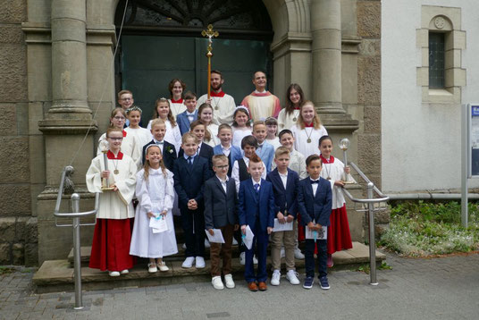 Die Kommunionkinder mit Pfarrer Holger Schmitz und Messdienern nach der Feier