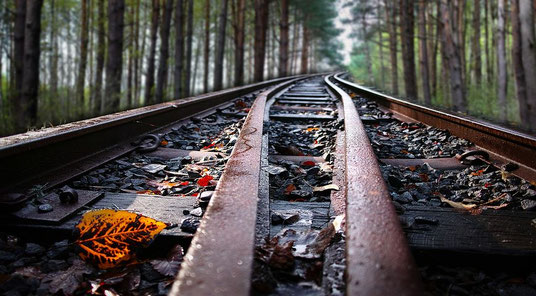 Foto zeigt Eisenbahnschienen, die zusammengeführt werden