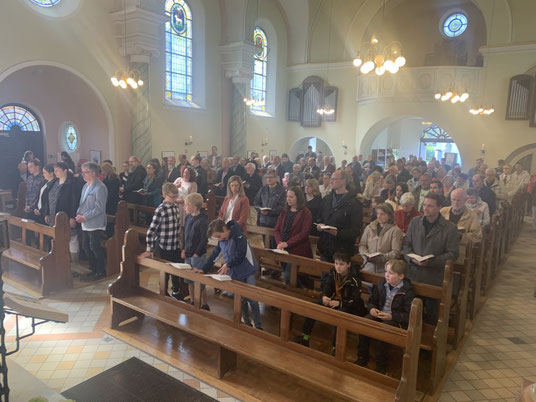 Foto zeigt einen Blick in das gut gefüllte Kirchenschiff mit den Kirchenbesuchern während der feierlichen Hl. Messe am Ostersonntagmorgen