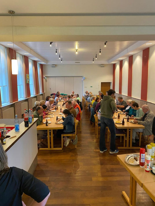 Foto zeigt einen Blick in den Gemeindesaal zu den zahlreichen Gästen