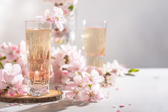 ノンアルコール飲料が注がれたグラスと桜の花たち。