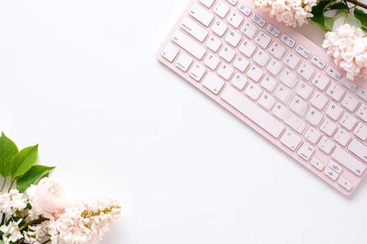 ピンク色のキーボードとバラの花。