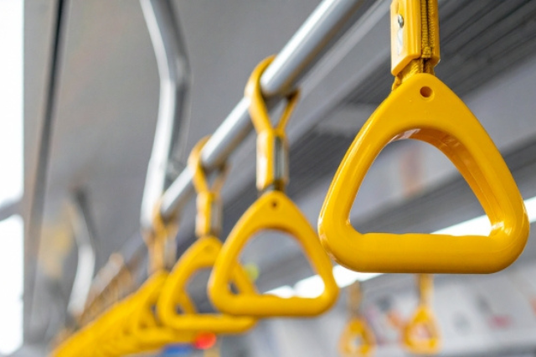 電車の車内。黄色のつり革。