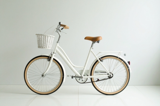 白色のママチャリタイプの自転車。自転車通勤。