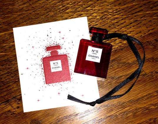 2018 - BIJOU DE SAC EN PLASTIQUE ROUGE AVEC CARTE BLOTTER