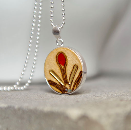 Handgefertigte Holzschmuck Unikate für Frauen aus recyceltem Holz und Gold kaufen