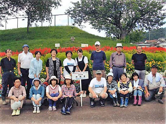 一関市藤沢　第3区自治会　今年度の一関市花いっぱいコンクール「市長賞」受賞を記念して撮影した草取り作業後の集合写真。
