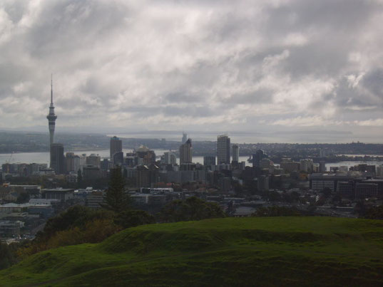 Blick von Mt. Eden auf die City von Auckland, links im Bild der Sky Tower