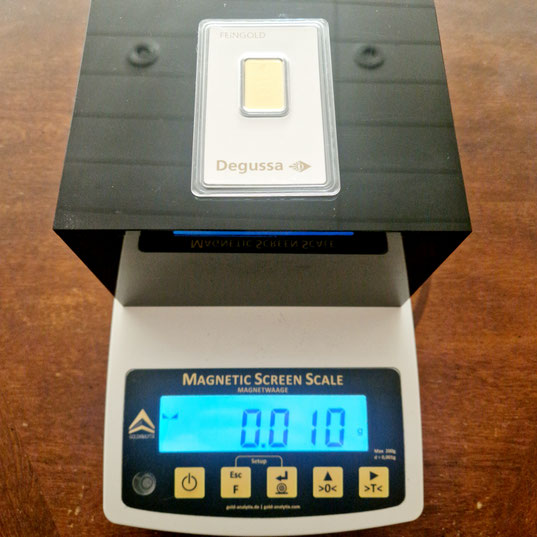 Echtheitsprüfung eines versiegelten Goldbarrens mit der Magnetic Screen Scale Magnetwaage.