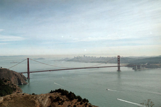 Die Golden Gate Bridge und im Hintergrund San Francisco. Die Stadt liegt auf einer Landzunge.
