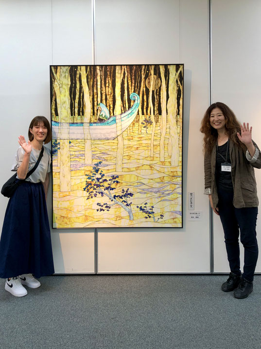 愛琥作品を挟んで記念写真（友人Yさんと愛琥）