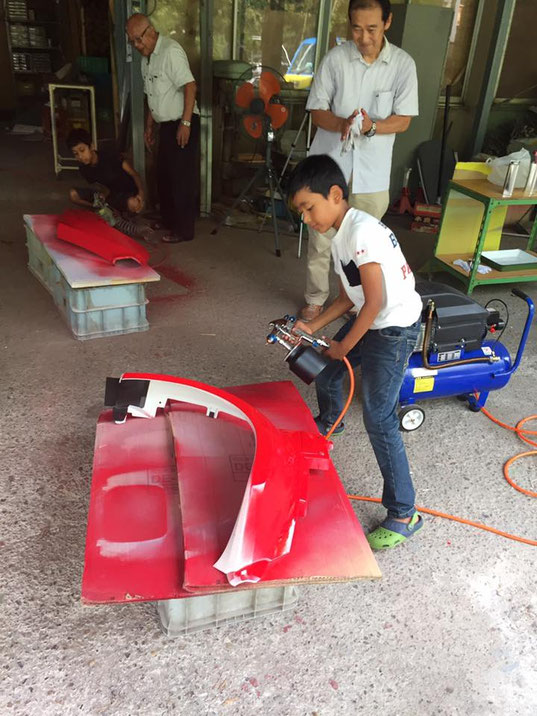 子どもたちにコムスの塗装作業を体験してもらいました とよたの里モビlifeプロジェクト