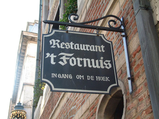 In veel Belgische steden zie je vaak hele sprekende namen van straten, restaurants e.d. op naamborden. Antwerpen blijft hier uiteraard niet in achter.
