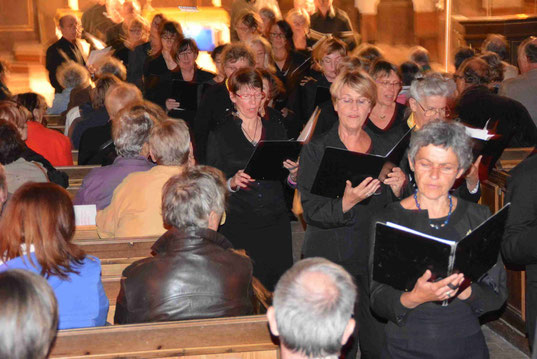 Les choristes en procession parmi le public.