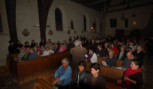 Une église comble.