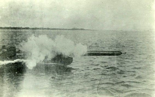 Torpedoschuss recht voraus  von einem LM-Boot – Foto: Archiv 7. Sgschw