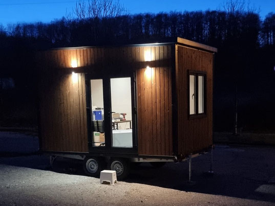 Modell TINY-OFFICE bei Nacht 
