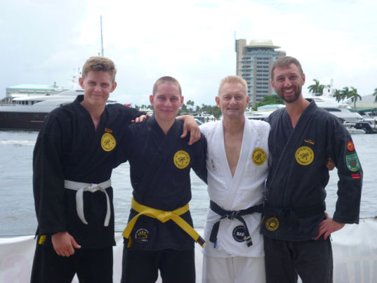 Auf dem Bild von links nach rechts: Lutz Krafft, Arne Schäfer, Clubleiter Dietmar Rabe, Trainer Arthur Krause