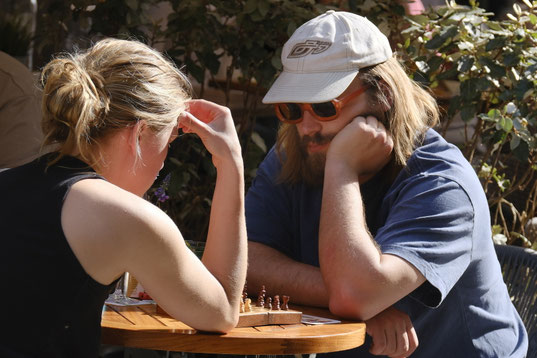Streetfotografie, Marburg, Schach, Spiel, Café, Denken, Paar, Oberstadt, Frühling, Genuss