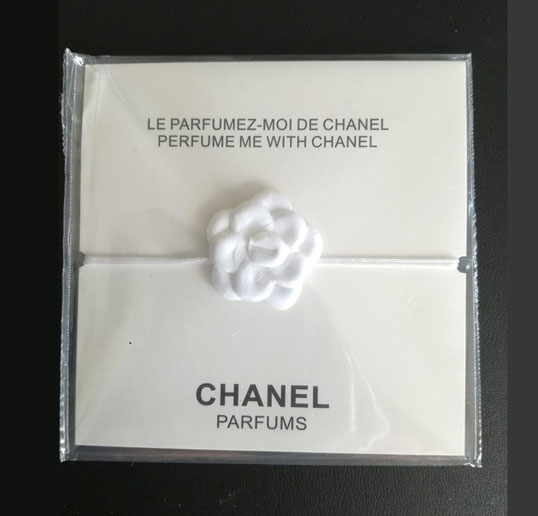 CHANEL - BRACELET CERAMIQUE  AVEC PETITE FLEUR BLANCHE