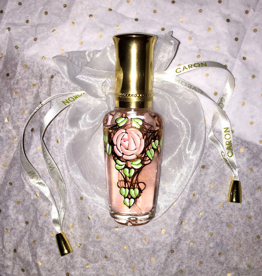 FLACON VAPORISATEUR RECHARGEABLE, PEINT A LA MAIN, NUMEROTE/ FAIT PARTIE DE LA COLLECTION "FLEURS ROSES" : CONTIENT LE PARFUM DELIRES DE ROSE