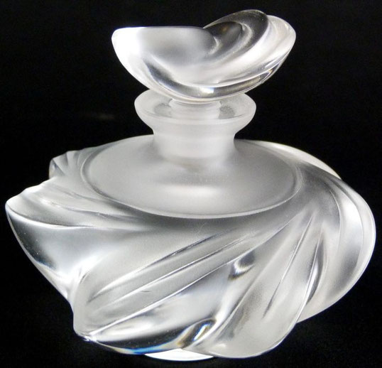 VU SOUS UN AUTRE ANGLE : FLACON "SAMOA" DE MARIE-CLAUDE - 1979 LALIQUE