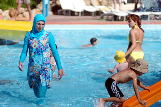 http://www.parismatch.com/Actu/Societe/Une-sortie-burkini-au-parc-aquatique-fait-polemique-1031068