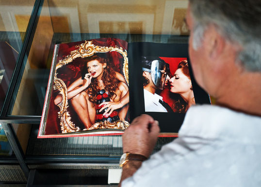 Photographie tirée de l'article "Un jour dans la bibliothèque du plus grand collectionneur de Taschen du monde",  journal L'Echo