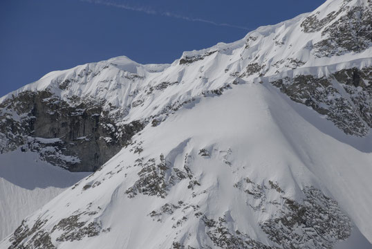 Vu du Promontoire, les belles corniches de l'arête sud du Râteau (cliquer...)