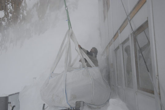 En haut par moins 10°, Aurélien dans la "tempête de neige" de 'héliportage.