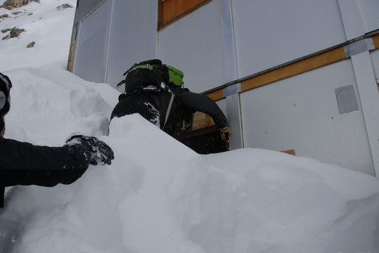 Avec plus de 2 mètres de neige sur la terrasse, il faut arriver à rentrer.