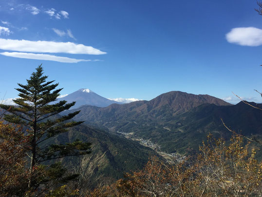 鳥ノ胸山頂から富士山と御正体山を望む