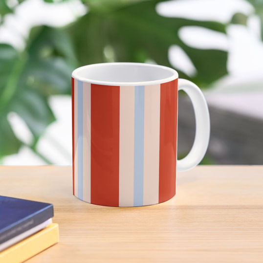 Tasse mit vertikalen Streifen in rot, hellblau und beige © Griselka Surface Pattern Design