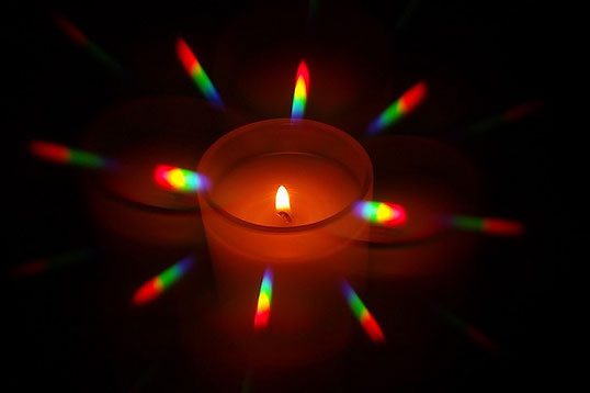 Spectre d'une flamme de bougie observé avec un réseau de diffraction