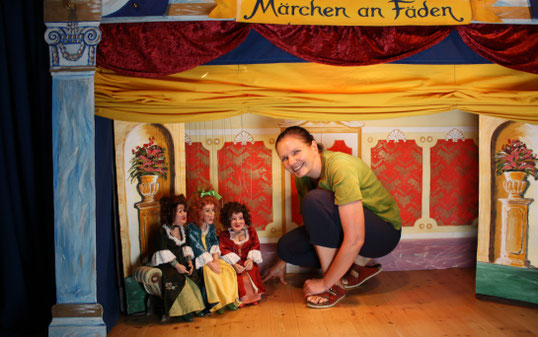 Monika im Ballsaal vom 'Aschenputtel'