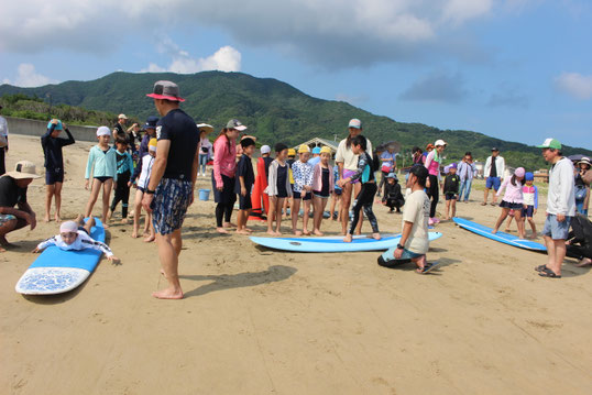 海に入る前に、砂浜で乗り方を確かめました。