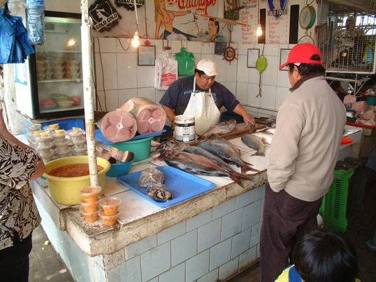 De lokale vissersmarkt bij de haven. De hygiëne is ver te zoeken, maar de cultuur is er heerlijk om te snuiven en zo ook de geur van verse vis......