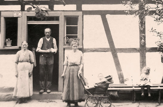 Herr Ronneburg im Kinderwagen vor seinem Elternhaus. Bild: Helmut Ronneburg