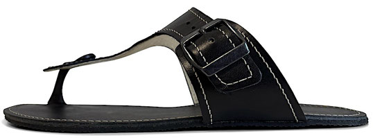 Flip-Flops aus schwarzen pflanzlich gegerbten Leder mit Nähten in Weiß. Verstellbar mit Schnallen aus Metall. 