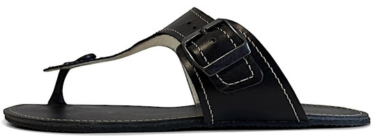 Flip-Flops aus schwarzen Leder mit Nähten in Weiß. Verstellbar mit Schnallen aus Metall. 