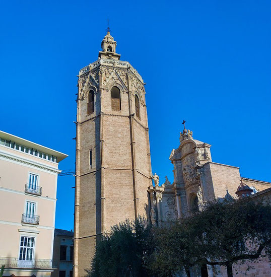  El campanario octogonal de la Catedral  de Valencia se le conoce como el Miguelete de 68 metros de alto y construido en 1380 , ofrece unas vistas impresionantes de la ciudad.