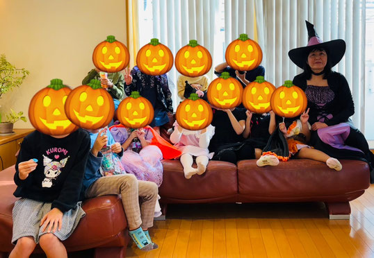 2024年10月20日、神奈川県平塚市にある個人のお教室、永井ピアノ教室でハロウィン弾き合い会を開催したときの生徒さんの集合写真（年中〜小学２年生）