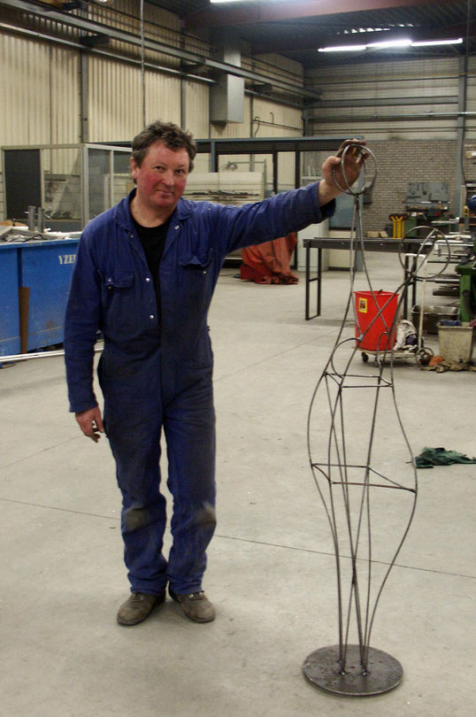 Beelden gemaakt van papiermaché, ijzer en kippengaas De website van