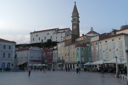 Piazza tartini a Pirano con le case colorate