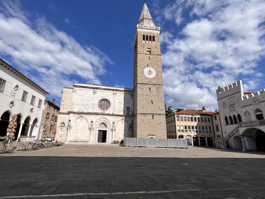piazza centrale di Capodistria con campanile in pietra