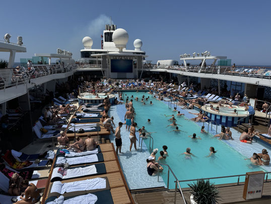 Bild: Pool auf Deck 12